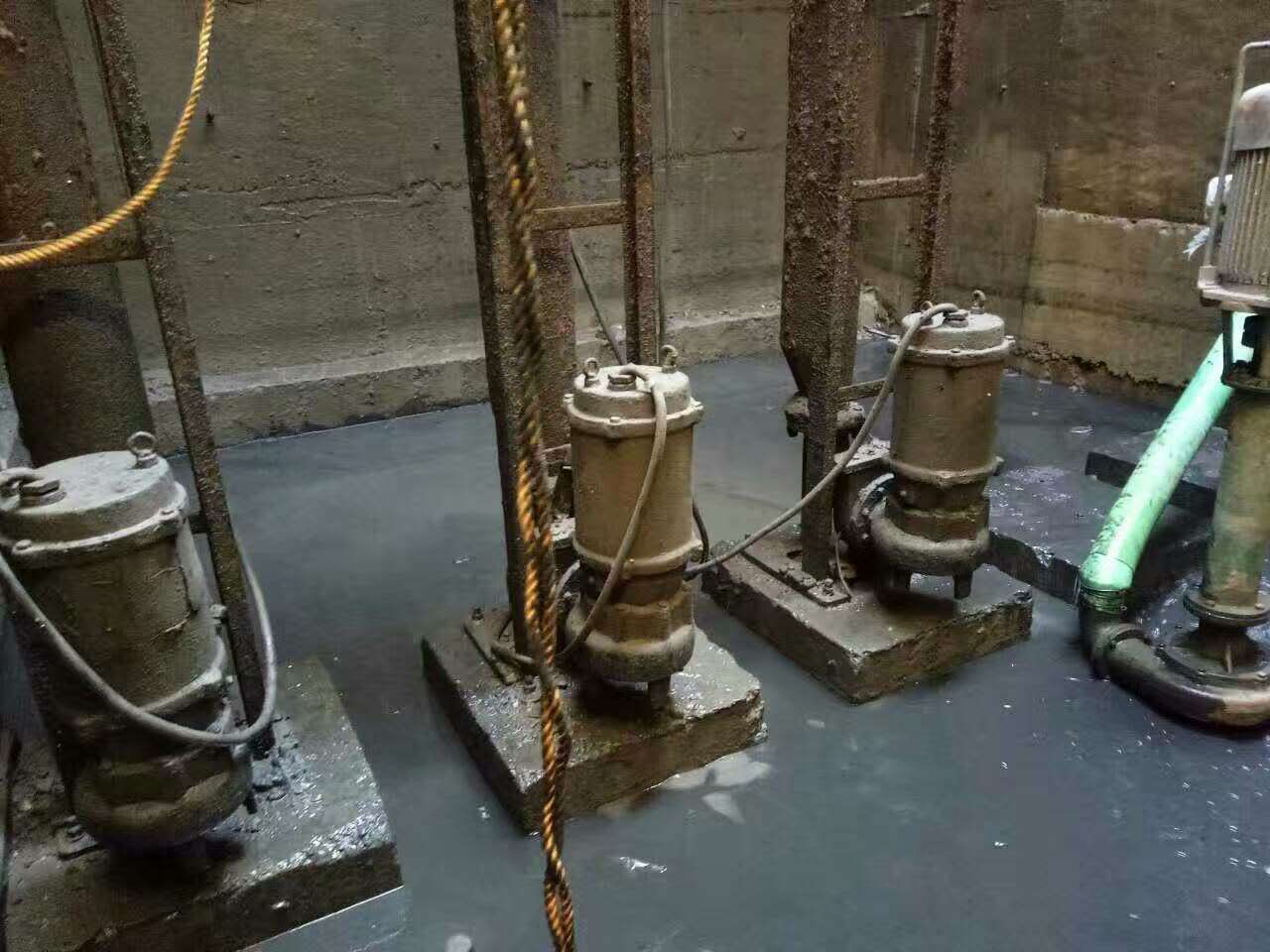 洪山污水池清理