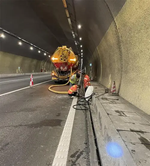 洪山隧道排水渠清淤